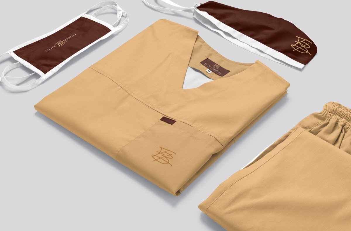 Uniforme cirúrgico com a marca bordada