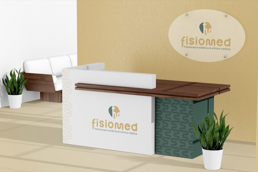 Recepção da FISIOMED com a marca aplicada no balcão e na placa