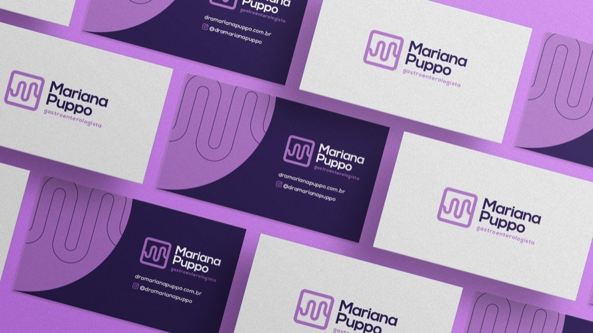 Cartões de visita de Mariana Puppo em roxo e off-white com o símbolo aplicado