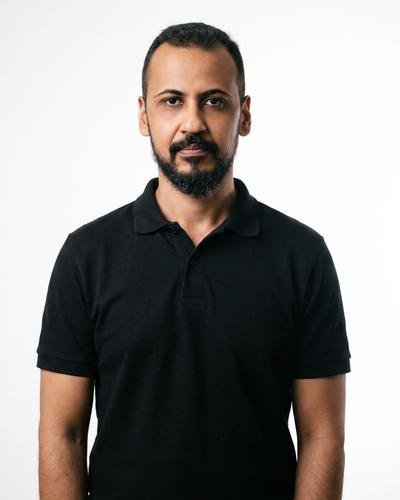 Retrato de Viny Souza em preto e branco, olhando para a câmera