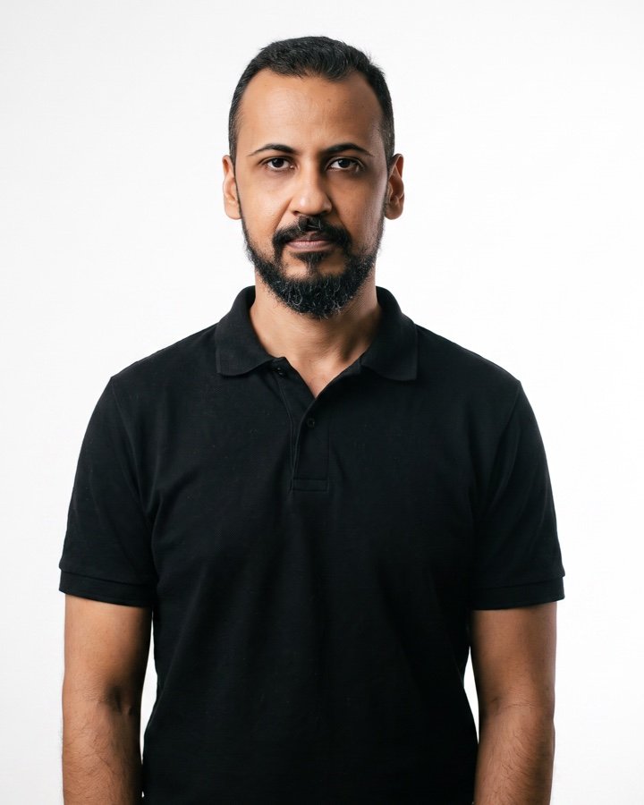 Black and white portrait of Viny Souza looking at the camera