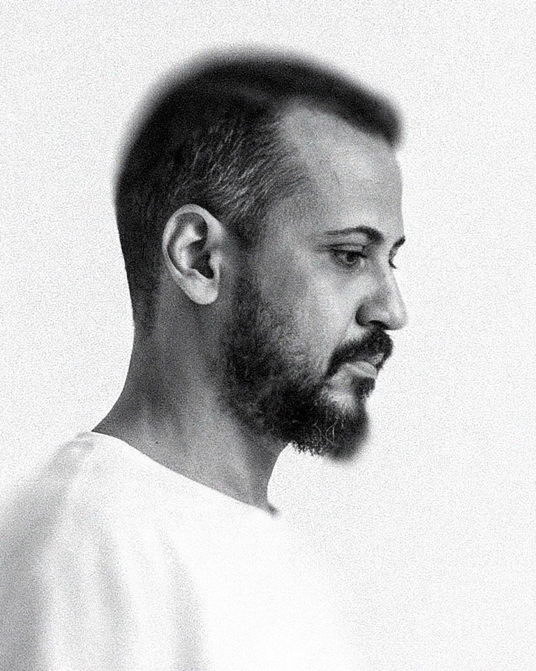 Profile portrait of Viny Souza in black and white